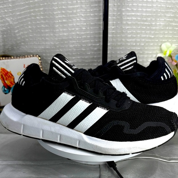 (C) Adidas SWIFT RUN X FY2110 Men's Running Shoes, Black/White, Size 9 - Picture 2 of 13